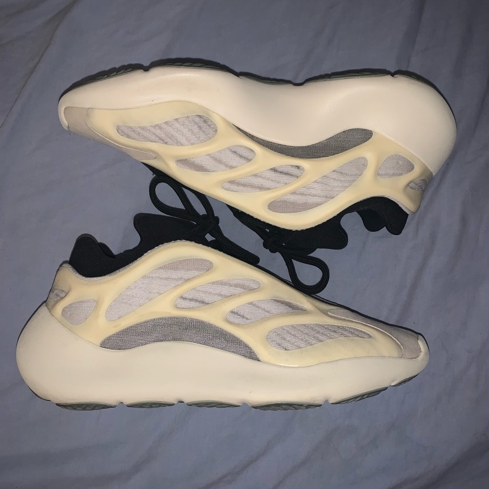Yeezy 700 V3 Azael size 8